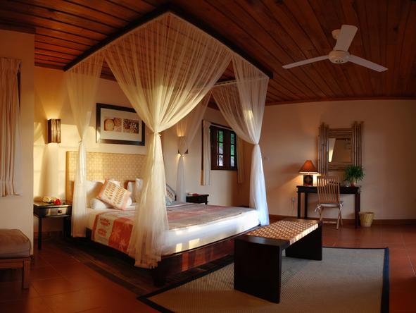 Hotel L'Archipel - four poster bed